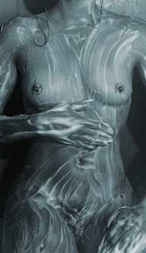 Puedes jugar con su cuerpo,
que es joven y r�e