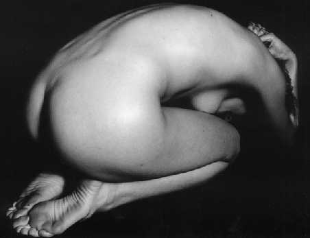 Descienden de sus dorados pechos,
gradual, curvadamente, en l�nea,
contornos finos como los de un cisne.