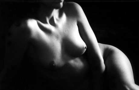 Acaricio tus formas 
suaves
como dunas 
que no hay; 
beso tus pezones
enhiestos y rosados 
como un amanecer.