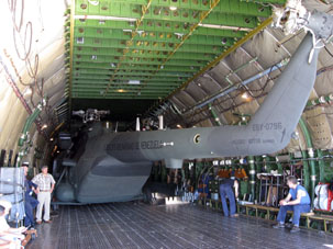 An-124-100 con helic&oacute;pteros Mi-17 dentro.