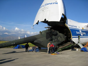 Descarga del helic&oacute;ptero Mi-17V5 del avi&oacute;n An-124-100.