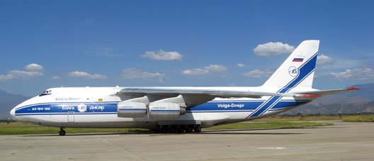 El avi&oacute;n An-124-100 en el lugar de descarga en la base a&eacute;rea "El Libertador". 