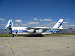 Para descarga, el avi&oacute;n An124-100 levanta su proa con la gabina de pilotos.