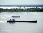Rнo Volga cerca de ciudad de Rybinsk