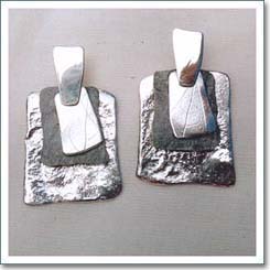 Aros en 3 piezas, plata texturada, oxidada y estampada
