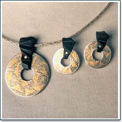 Conjunto de collar y pendientes.kum-boo de plata y Oro