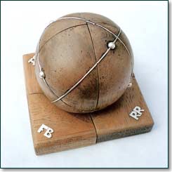Objeto concebido para la reunion de cuaro amigos cientificos. Madera de cedro y plata 950