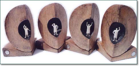 Objeto concebido para la reunion de cuaro amigos cientificos. Madera de cedro y plata 950
