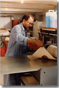 foto autore al torchio calcografico