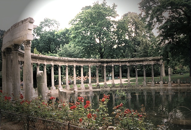 Roman lake in Parc Monceau