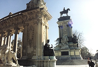 El Retiro statues