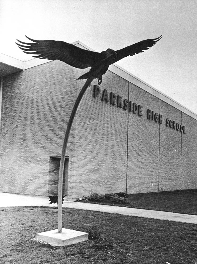 EagleStatue.jpg (174427 bytes)