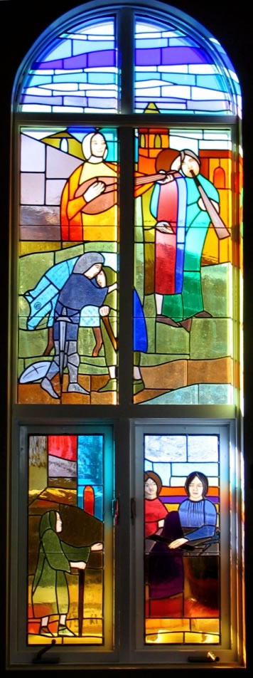 Ayant une enfance combl&eacute;e avec une confortable aisance mat&eacute;rielle, Fran&ccedil;ois est reconnu comme le &laquo;roi de la f&ecirc;te&raquo;. Insouciant, g&eacute;n&eacute;reux, il profite de la vie avec ses amis. R&ecirc;vant de devenir chevalier, son exp&eacute;rience fut cependant d&eacute;sastreuse. De retour &agrave; la maison, il rencontre un mendiant l&eacute;preux. Il saute spontan&eacute;ment de son cheval et lui fait aum&ocirc;ne et l'embrasse. Il sent alors l'appel de Dieu dans ces hommes rejet&eacute;s, m&eacute;pris&eacute;s et pauvres.Il retourne cependant travailler avec son p&egrave;re, riche marchand de tissus, mais la vue de tous ces pauvres lui travaille le coeur.