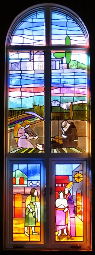 C'est en priant devant un crucifix dans la chapelle de Saint Damien que Fran&ccedil;ois entend l'appel de Dieu lui dire : &laquo;Fran&ccedil;ois, va et reconstruis ma maison qui, tu le vois, tombe en ruines.&raquo;. Fran&ccedil;ois d&eacute;cide alors de rompre avec sa famille en donnant symboliquement tous ses v&ecirc;tements &agrave; son p&egrave;re et en se r&eacute;fugiant aupr&egrave;s de l'&eacute;v&ecirc;que.