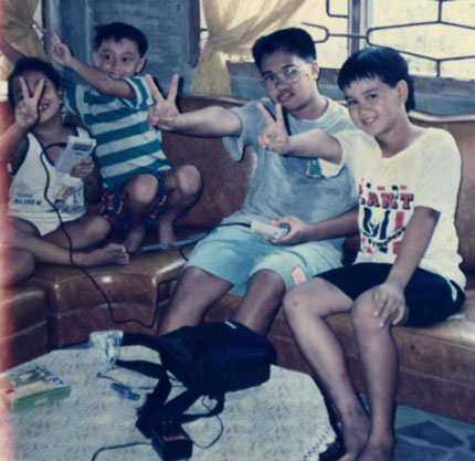I beat Kuya Edu in Tetris!!! Those are his bros, Erwin and Eric.
