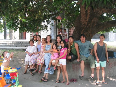 Valencia Family sa Manggahan. Ida sa gitna.