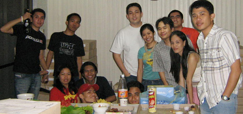 Si von ung nakahawak-kamay w/ da bote. Si rhea ung long hair.