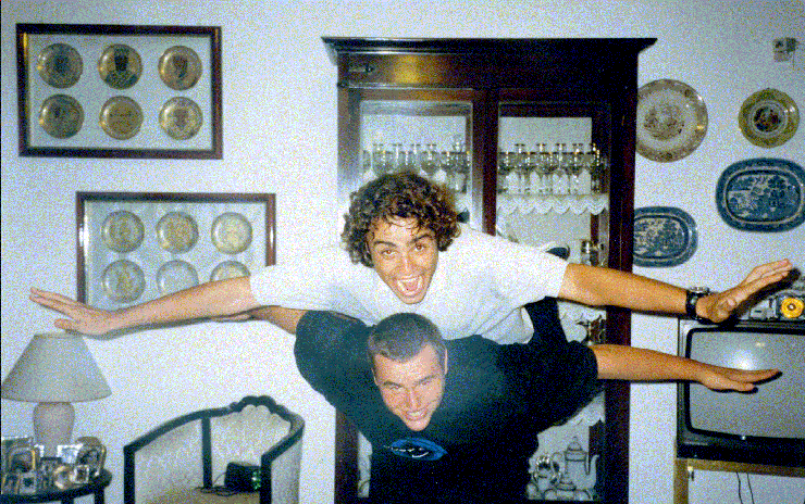 io (in basso con la maglietta nera) e il mio amico giovanni