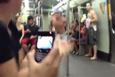 homem batendo em celular no metro
