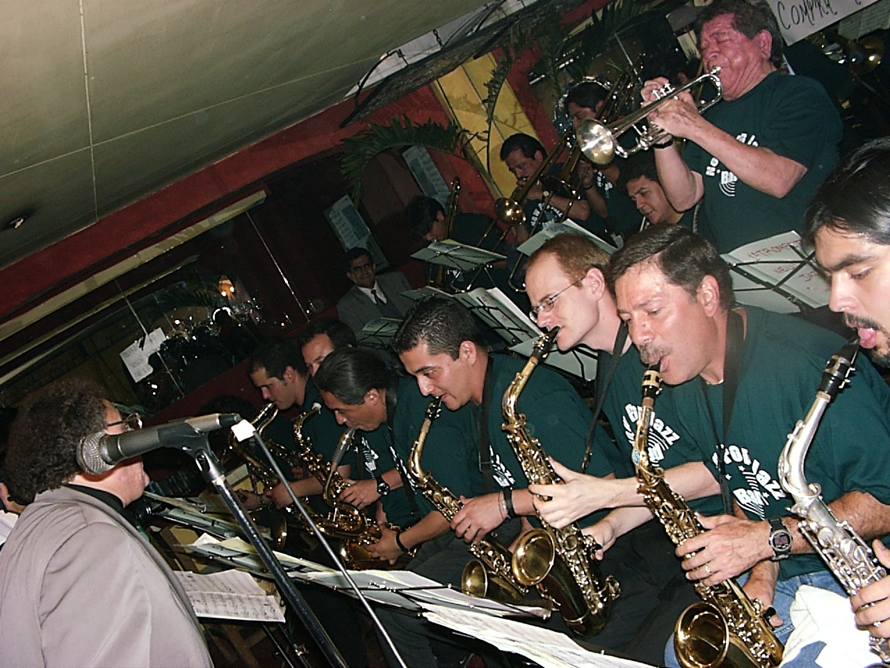 Enrique Valad�z con la secci�n de metales de su big band "New Pop Jazz " en Pasta Jazz