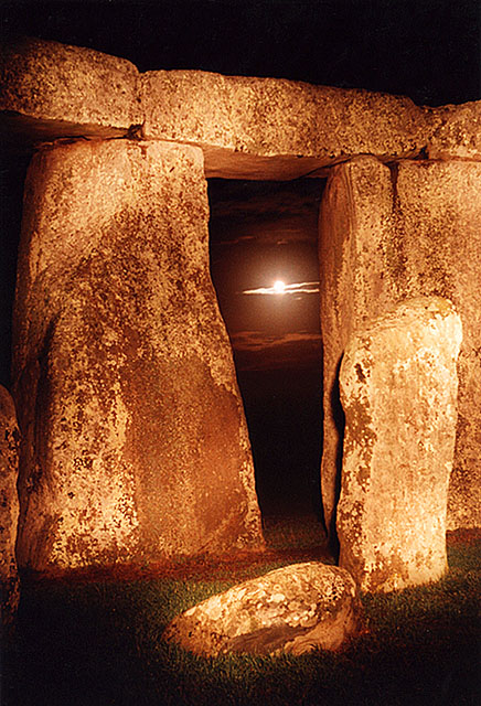 henge02.jpg (124829 bytes)