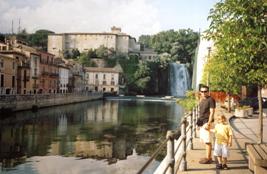 Located about 7 km from Sora this picturesque little town has a pretty waterfall in its downtown core and is only  a few km's away from FONTANA LIRI the birthplace of MARCELLO MASTROIANNI the renowned international film actor.
