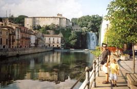 Located about 7 km from Sora this picturesque little town has a pretty waterfall in its downtown core and is only&nbsp; a few km's away from FONTANA LIRI the birthplace of MARCELLO MASTROIANNI the renowned international film actor.