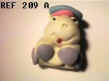 209 A HIPPOPOTAME ASSIS JAUNE CASQUETTE BLUE ET ROSE.JPG (9734 octets)