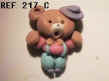 217 C OURSON MARRON ROSE FLUO BLEU CHAPEAU MAUVE.JPG (9432 octets)