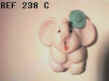 238 C ELEPHANT ASSIS ROSE PALE  CHAPEAU VERT.JPG (9107 octets)