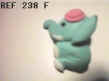 238 F ELEPHANT PROFIL VERT CHAPEAU ROSE.JPG (7653 octets)