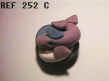 252 C BALEINE MAUVE SUR PASTILLE BLEUE.JPG (8330 octets)