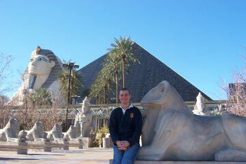 Jens vor dem Luxor