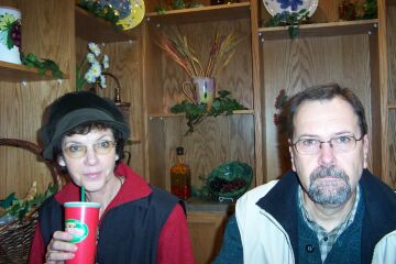 Mutter und Vater im Pizza-Restaurant