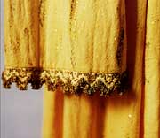 gelbeskleid3aermeldetail.jpg