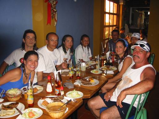 Grupo comiendo