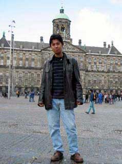Amsterdam Dam Square 2003. Behind crew of HUM TUM