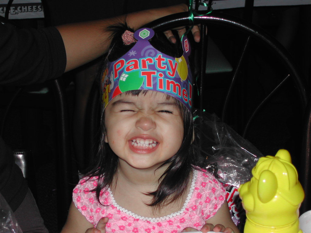 soooo cute... kanino pa nagmana...