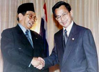 Prime Minister Chuan Leekpai and Social Critic, Sulak Sivaraksa welcome Indonesian President Abdurrahman Wahid on The Occasion of Pridi's 100 Years Commemoration.