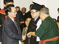 Prime Minister Chuan Leekpai and Social Critic, Sulak Sivaraksa welcome Indonesian President Abdurrahman Wahid on The Occasion of Pridi's 100 Years Commemoration.