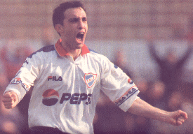 Del Del Campo festejando los goles del 2000