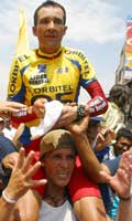 El campeon en hombros de sus seguidores...