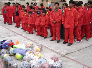 La Escuela de F&uacute;tbol creada por Diego Pl&aacute;  ya tiene reconocimiento oficial. El Servicio Departamental de Deportes de la Paz le otorga el T&iacute;tulo de Escuela de  Deportes y le hace entrega de diferentes materiales deportivos.Para estos ni&ntilde;os y j&oacute;venes se abre un futuro con  muchas posibilidades.