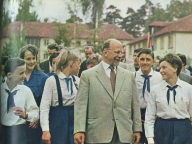Walter Ulbricht with FDJ members