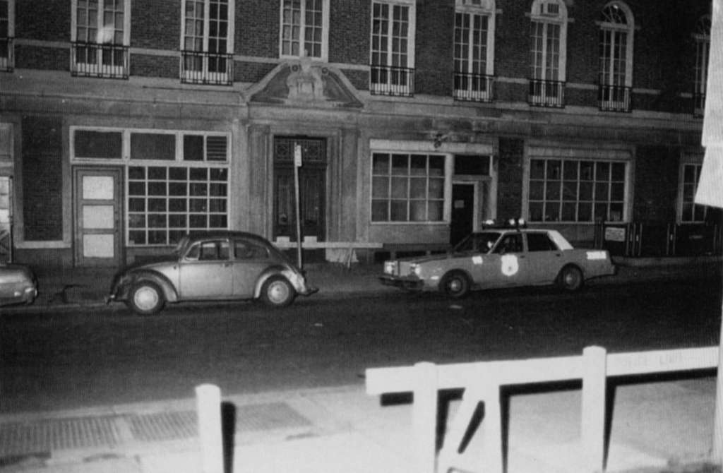 Fahrzeuge an der S�dseite der Locuststra�e