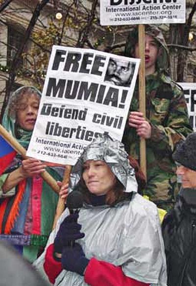 Demonstrantin mit einem Plakat f�r die Freilassung Mumia Abu-Jamals