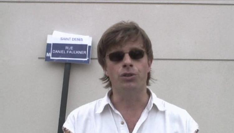 Erik Svane in der Rue Mumia Abu-Jamal-Rue Daniel Faulkner