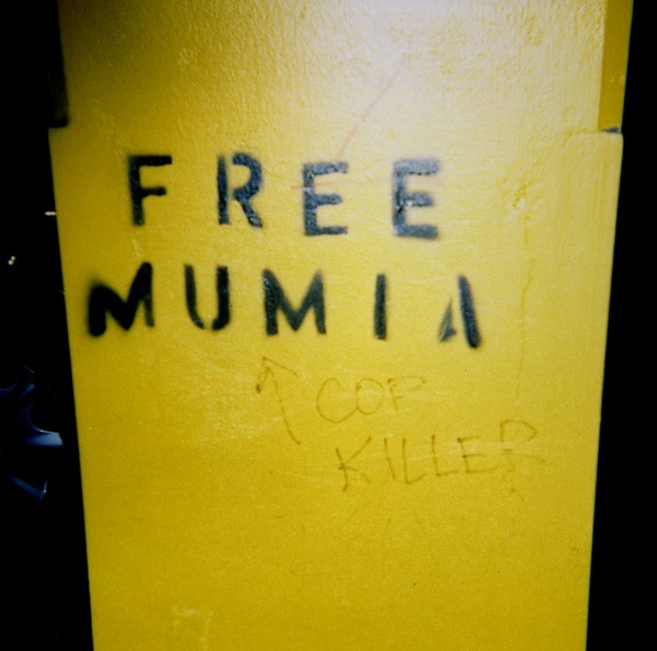 Aufschrift -Free Mumia-, darunter -Cop Killer-
