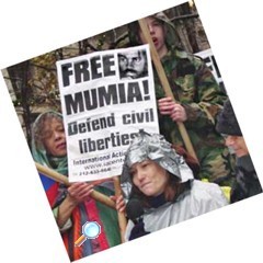 Demonstrantin mit Free-Mumia-Plakat