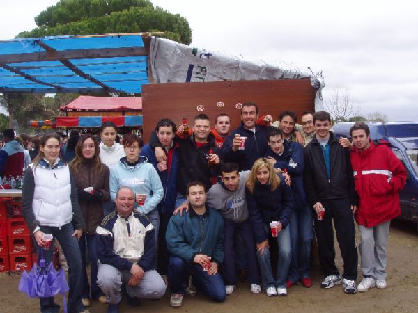 A empezar la ma�ana con unas cuantas cervezas y algo m�s - Foto oficial de Saced�n 2005